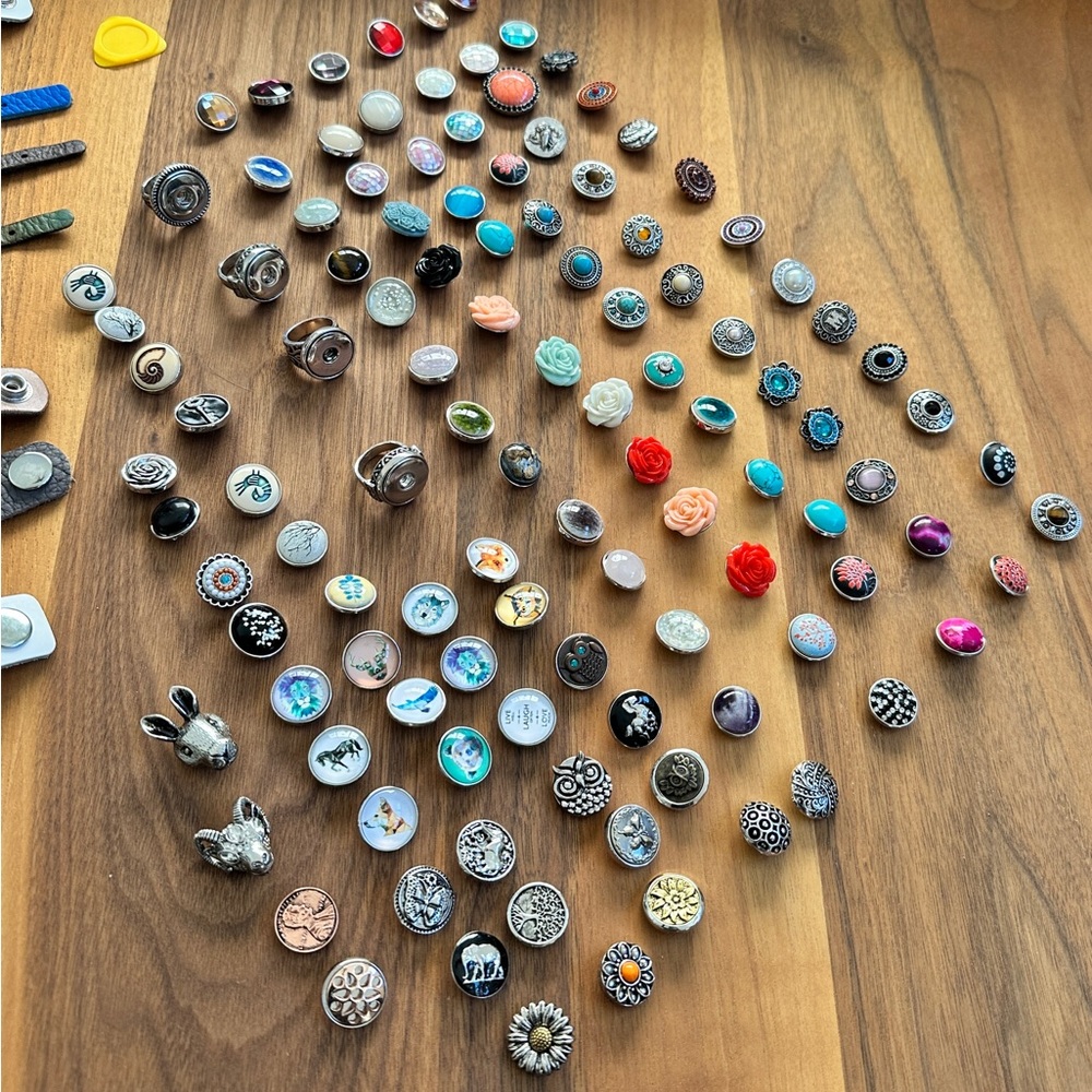 Stylish Multi-Color Button Bracelet Set - Picture 2 of 16